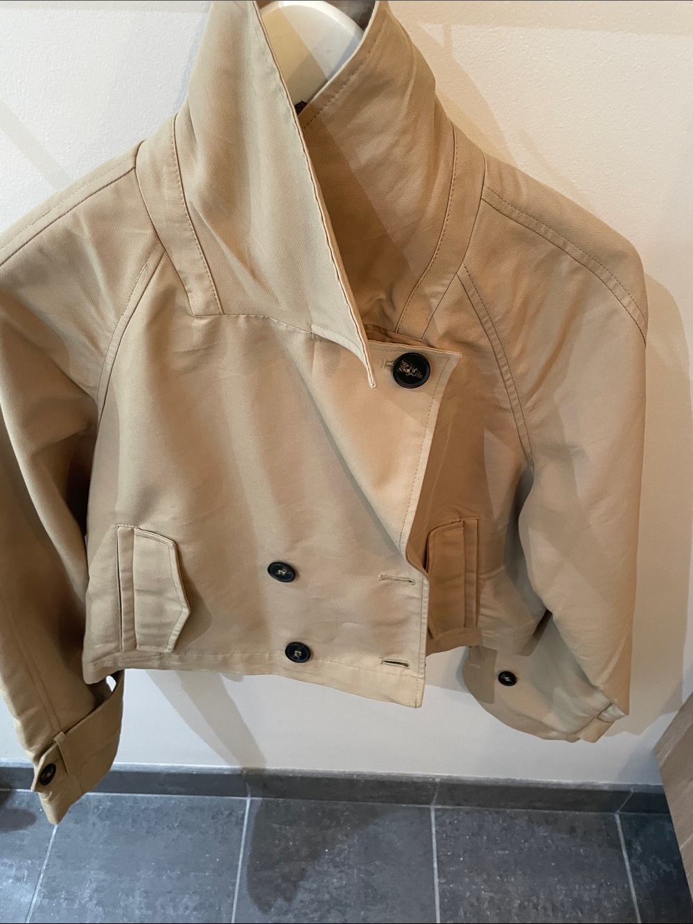 ZARA Cropped Trench Coat in Beige - Picture 5 of 16